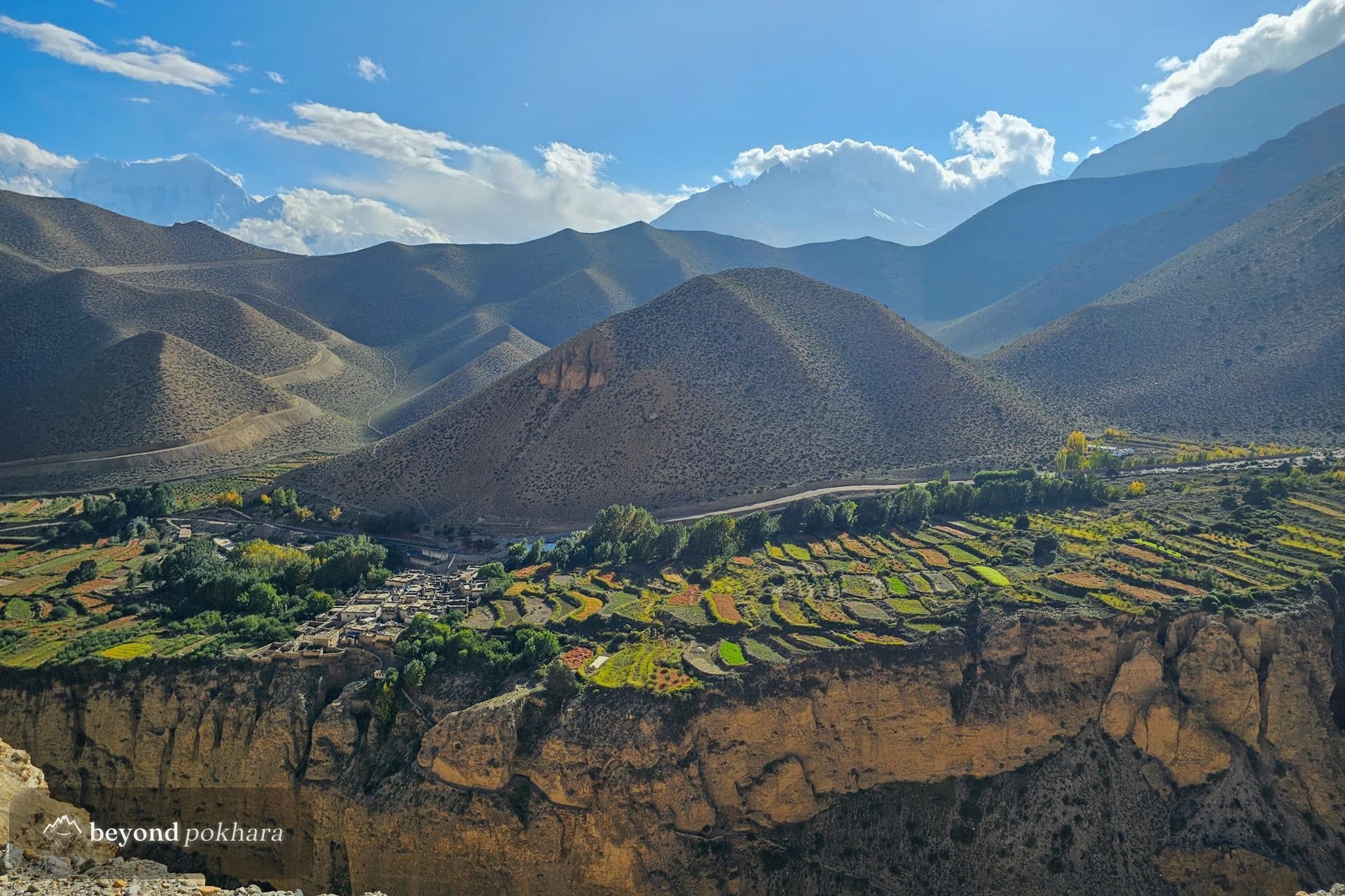 An SUV on the road to Manang
